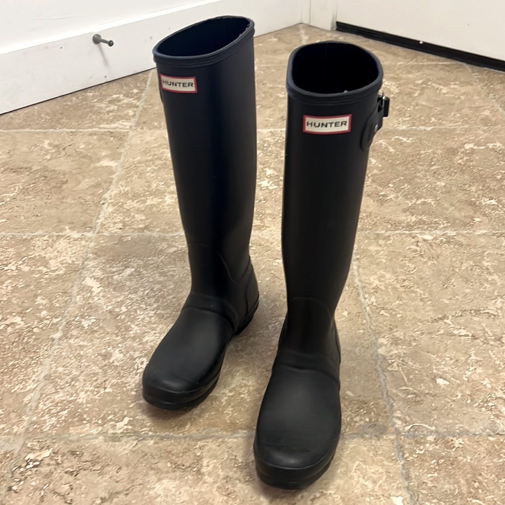Hunter rain boots in great condition color black